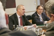 Von links: Die südtiroler Senator Karl Zeller und Senator a. D. Oskar Peterlini während der Aussprache