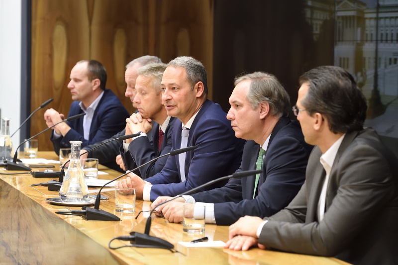 Von links: Klubobmann Matthias Strolz (N), Nationalratsabgeordneter Peter Pilz (G), Klubobmann Reinhold Lopatka (V), Klubobmann Andreas Schieder (S), Nationalratsabgeordneter Walter Rosenkranz (F), Klubobmann Robert Lugar (T) während der Pressekonferenz