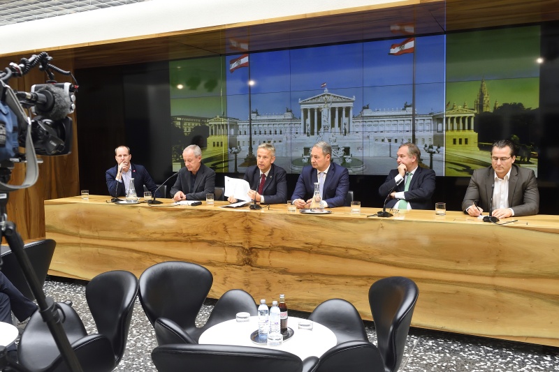 Von links: Klubobmann Matthias Strolz (N), Nationalratsabgeordneter Peter Pilz (G), Klubobmann Reinhold Lopatka (V), Klubobmann Andreas Schieder (S), Nationalratsabgeordneter Walter Rosenkranz (F), Klubobmann Robert Lugar (T) während der Pressekonferenz