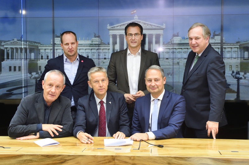 Von links: Nationalratsabgeordneter Peter Pilz (G), Klubobmann Matthias Strolz (N), Klubobmann Reinhold Lopatka (V), Klubobmann Robert Lugar (T), Klubobmann Andreas Schieder (S) und Nationalratsabgeordneter Walter Rosenkranz (F)