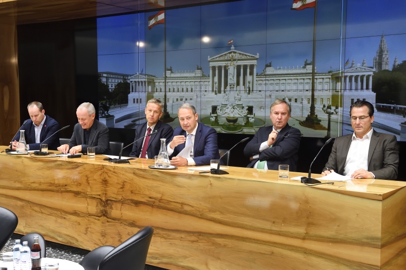 Von links: Klubobmann Matthias Strolz (N), Nationalratsabgeordneter Peter Pilz (G), Klubobmann Reinhold Lopatka (V), Klubobmann Andreas Schieder (S), Nationalratsabgeordneter Walter Rosenkranz (F), Klubobmann Robert Lugar (T) während der Pressekonferenz