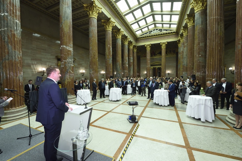 Bundesratspräsident Mario Lindner (S) am Rednerpult. Blick Richtung VeranstaltungsteilnehmerInnen