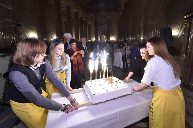 Jubiläumstorte wird in die Säulenhalle gebracht