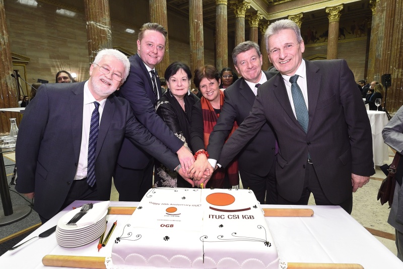 Von links: Präsident Internationaler Gewerkschaftsbund João Antonio Felicio, Bundesratspräsident Mario Lindner (S), Veranstaltungsteilnehmerin, ÖGB-Vizepräsidentin Renate Anderl, Veranstaltungsteilnehmer, ÖGB-Präsident Erich Foglar beim Anschneiden der Jubiläumstorte