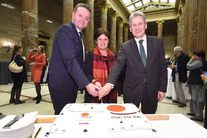 Von links: Bundesratspräsident Mario Lindner (S), ÖGB-Vizepräsidentin Renate Anderl und ÖGB-Präsident Erich Foglar beim Anschneiden der Jubiläumstorte