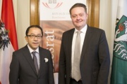 Von rechts: Bundesratspräsident Mario Lindner (S) begrüßt den japanischen Botschafter Kiyoshi Koinuma