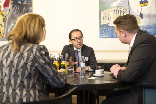 Aussprache von links: Der japanische Botschafters Kiyoshi Koinuma im Gespräch mit Bundesratspräsident Mario Lindner (S)