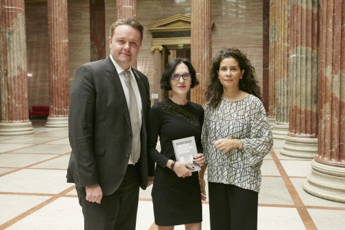 von links: Bundesratspräsident Mario Lindner (S), Barbara Serloth mit ihrem Buch und Sonja Kato-Mailath-Pokorny