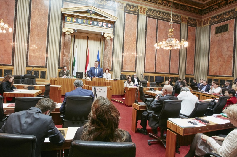Rede von Bundesratspräsident Mario Lindner (S) zum 96jährigen Bestehen des Bundesrates. Blick Richtung SitzungsteilnehmerInnen