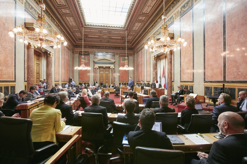 Rede von Bundesratspräsident Mario Lindner (S) zum 96jährigen Bestehen des Bundesrates. Blick Richtung SitzungsteilnehmerInnen