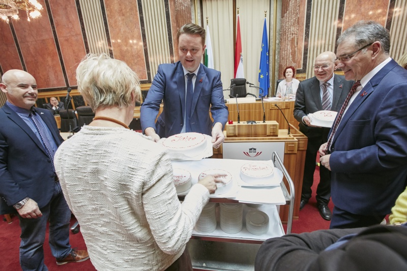 Bundesratspräsident Mario Lindner (S) verteilt die Jubiläumstorte