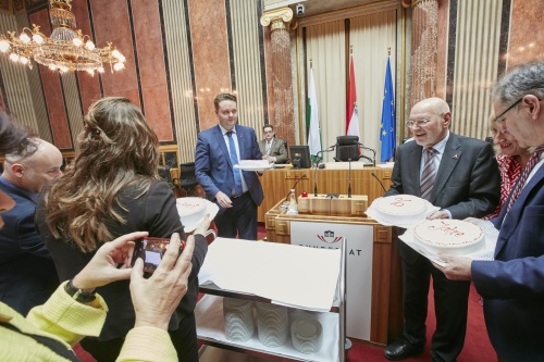 Bundesratspräsident Mario Lindner (S) verteilt die Jubiläumstorte
