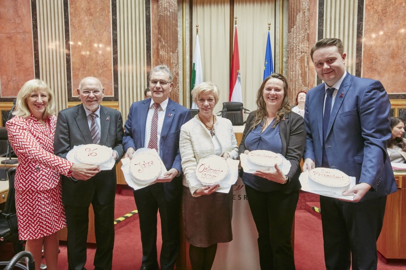 Von rechts: Bundesratspräsident Mario Lindner (S), Bundesrätin Nicole Schreyer (G), Bundesrätin Monika Mühlwerth (F), Bundesrat Edgar Mayer (V), Bundesrat Reinhard Todt (S), Vizepräsidentin des Bundesrates Ingrid Winkler (S)