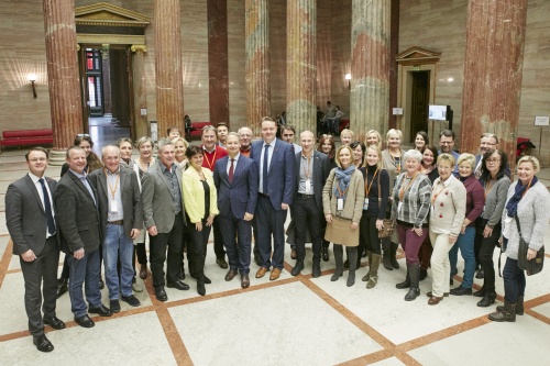 Gruppenfoto mit Bundesratspräsident Mario Lindner (S)