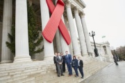 Bundesratspräsident Mario Lindner (S) mit den MitarbeiterInnen der Bundesratskanzlei vor der Aids-Schleife - Red Ribbon