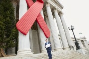 Bundesratspräsident Mario Lindner (S) vor der Aids-Schleife - Red Ribbon