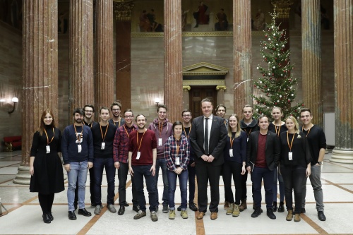 Gruppenfoto mit dem Bundesratspräsidenten Mario Lindner und der Besuchergruppe der Sozialistische Jugend Steiermark