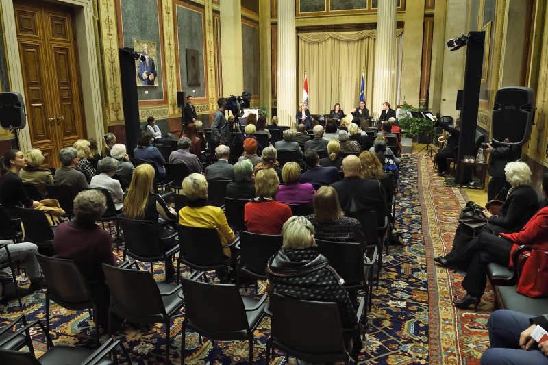 Blick Richtung VeranstaltungsteilnehmerInnen. Am Podium von links: Moderatorin Corinna Milborn, Rosa Logar, Interventionsstelle gegen Gewalt in der Familie, Romeo Bissuti, Verein Männerberatung Wien, Werner Schweiger, Landespolizeidirektion Wien