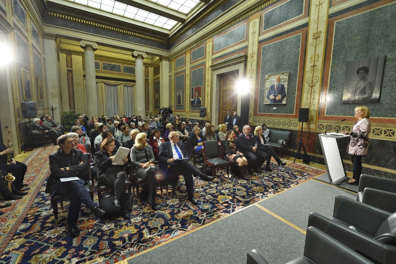 Nationalratspräsidentin Doris Bures (S) bei der Begrüßung. Blick Ricntung VeranstaltungsteilnehmerInnen