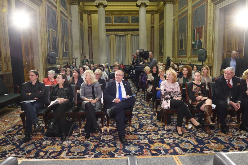 1. Reihe von links: Romeo Bissuti, Verein Männerberatung Wien, Rosa Logar, Interventionsstelle gegen Gewalt in der Familie, Bundesratsvizepräsidentin Ingrid Winkler (S), Justizminister Wolfgang Brandstetter (V), Nationalratspräsidentin Doris Bures (S), Sektionsleiterin BMGF Ines Stilling, Johann Golob, Pressestelle Landespolizeidirektion