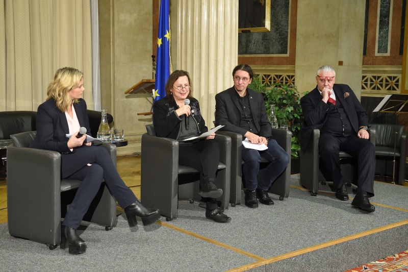 Am Podium von links: Moderatorin Corinna Milborn, Rosa Logar, Interventionsstelle gegen Gewalt in der Familie, Romeo Bissuti, Verein Männerberatung Wien, Johann Golob, Pressestelle Landespolizeidirektion Wien