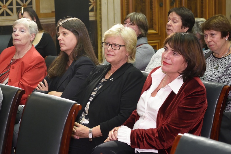 Von links: Veranstaltungsteilnehmerin, Nationalratsabgeordnete Martina Schenk (T), Nationalratsabgeordnete Dorothea Schittenhelm (V) und Nationalratsabgeordnete Gisela Wurm (S)