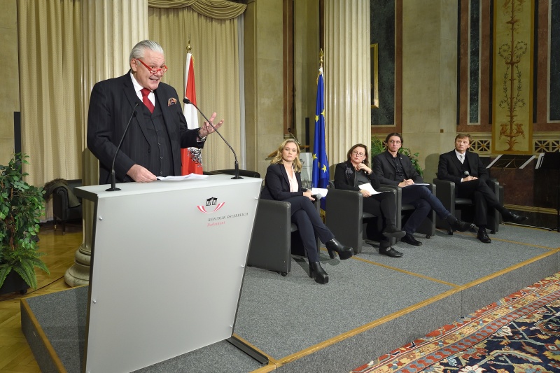 Johann Golob, Pressestelle Landespolizeidirektion Wien am Rednerpult. Am Podium von links: Moderatorin Corinna Milborn, Rosa Logar, Interventionsstelle gegen Gewalt in der Familie, Romeo Bissuti, Verein Männerberatung Wien, Werner Schweiger, Landespolizeidirektion Wien