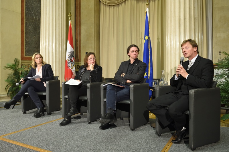 Am Podium von links: Moderatorin Corinna Milborn, Rosa Logar, Interventionsstelle gegen Gewalt in der Familie, Romeo Bissuti, Verein Männerberatung Wien, Werner Schweiger, Landespolizeidirektion Wien