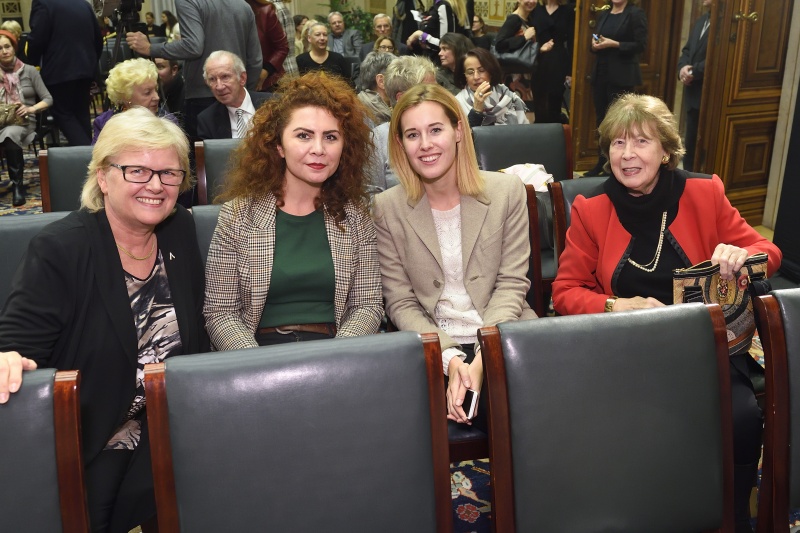 Von links: Die Nationalratsabgeordneten Dorothea Schittenhelm (V), Aygül Berivan Aslan (G), Claudia Gamon (N) und Bundesministerin a.D. Marilies Flemming. Blick Richtung VeranstaltungsteilnehmerInnen
