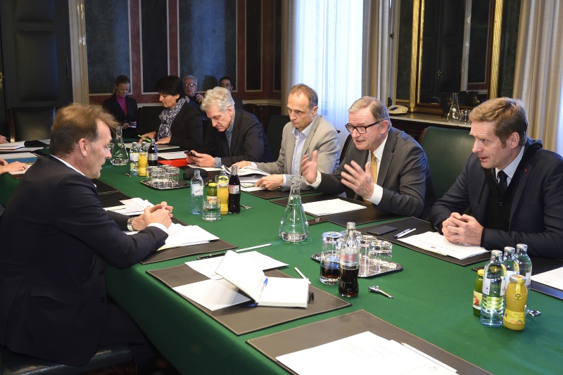 Aussprache. Linke Tischhälfte: EU-Delegation mit Johann Sollgruber. Rechte Tischhälfte von links: Nationalratsabgeordnete Waltraud Dietrich (T), Nationalratsabgeordneter Josef Cap (S), Nationalratsabgeordneter Wolfgang Gerstl (V), Zweiter Nationalratspräsident Karlheinz Kopf (V) und Nationalratsabgeordneter Kai Jan Krainer (S)