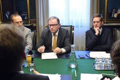 Aussprache. Österreichische Delegatin von links:  Nationalratsabgeordneter Wolfgang Gerstl (V), Zweiter Nationalratspräsident Karlheinz Kopf (V) und Nationalratsabgeordneter Kai Jan Krainer (S)