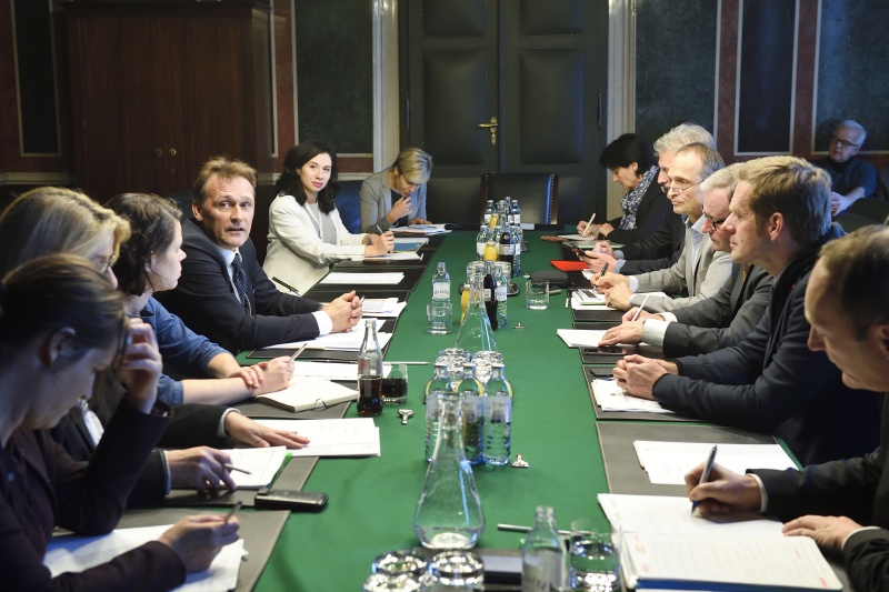 Aussprache. Linke Tischhälfte: EU-Delegation unter der Leitung von Johann Sollgruber (4. von links). Rechte Tischhälfte von links: Nationalratsabgeordnete Waltraud Dietrich (T), Nationalratsabgeordneter Josef Cap (S), Nationalratsabgeordneter Wolfgang Gerstl (V), Zweiter Nationalratspräsident Karlheinz Kopf (V), Nationalratsabgeordneter Kai Jan Krainer (S) und Nationalratsabgeordneter Axel Kassegger (F)