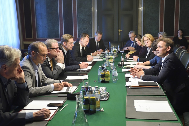 Aussprache. Linke Tischhälfte von links: Nationalratsabgeordneter Josef Cap (S), Nationalratsabgeordneter Wolfgang Gerstl (V), Zweiter Nationalratspräsident Karlheinz Kopf (V), Nationalratsabgeordneter Kai Jan Krainer (S) und Nationalratsabgeordneter Axel Kassegger (F). Linke Tischhälfte: EU-Delegation unter der Leitung von Johann Sollgruber (rechts)