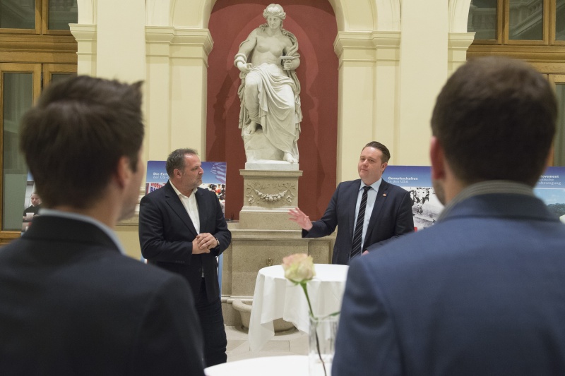 Bei Eröffnungsrede von rechts: Bundesratspräsident Mario Lindner (S) und Willi Mernyi (MKÖ)