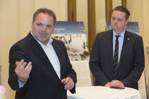 Von links:  Willi Mernyi (MKÖ) am Wort und Bundesratspräsident Mario Lindner (S)