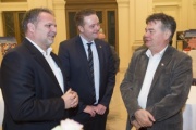 Von links: Willi Mernyi (MKÖ), Bundesratspräsident Mario Lindner (S) und Nationalratsabgeordneter Werner Kogler (G) im Gespräch