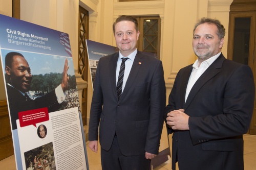 Von links: Bundesratspräsident Mario Lindner (S) und Willi Mernyi (MKÖ) vor den Schautafeln