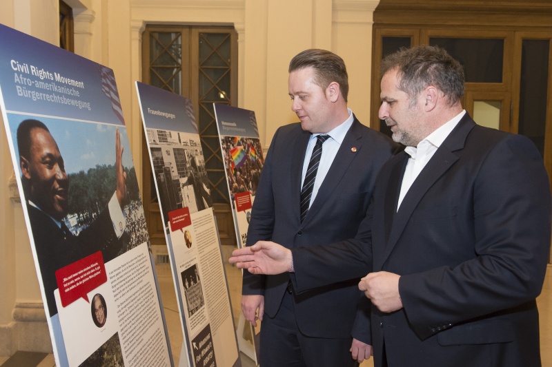 Von links: Bundesratspräsident Mario Lindner (S) und Willi Mernyi (MKÖ) vor den Schautafeln
