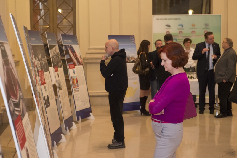 Bundesratsdirektorin Susanne Bachmann besucht die Ausstellung. Blick Richtung VeranstaltngsteilnehmerInnen