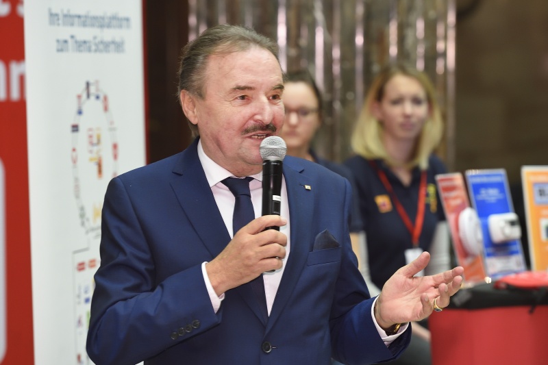 Präsident des Österreichischen Zivilschutzverbandes Nationalratsabgeordneter Johann Rädler (V) bei der Begrüßung