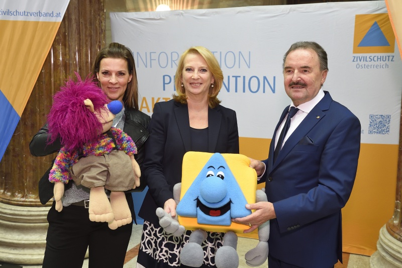 Von links: Moderatorin Sabine Petzl, Nationalratspräsidentin Doris Bures (S), Präsident des Österreichischen Zivilschutzverbandes Nationalratsabgeordneter Johann Rädler (V)