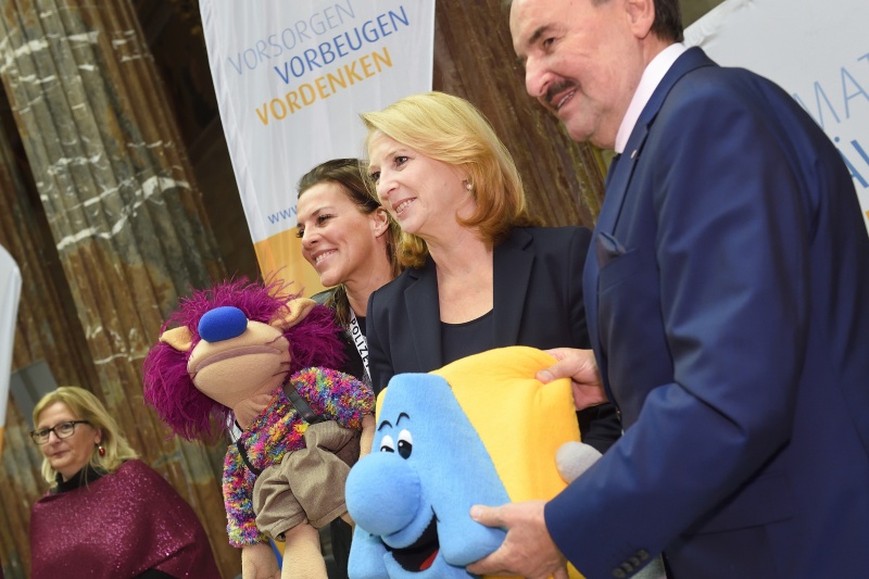 Von links: Moderatorin Sabine Petzl, Nationalratspräsidentin Doris Bures (S), Präsident des Österreichischen Zivilschutzverbandes Nationalratsabgeordneter Johann Rädler (V)