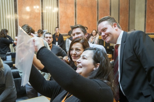 Selfie mit Bundesratspräsident Mario Lindner (S), Bundesrätin Ewa Dziedzic (G) und Bundesrat David Stögmüller (G)