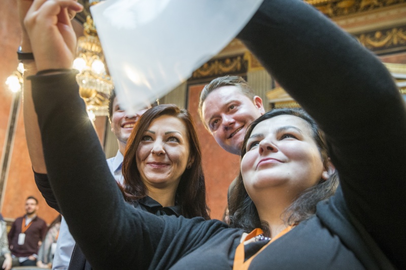 Selfie mit Bundesratspräsident Mario Lindner (S), Bundesrätin Ewa Dziedzic (G) und Bundesrat David Stögmüller (G)