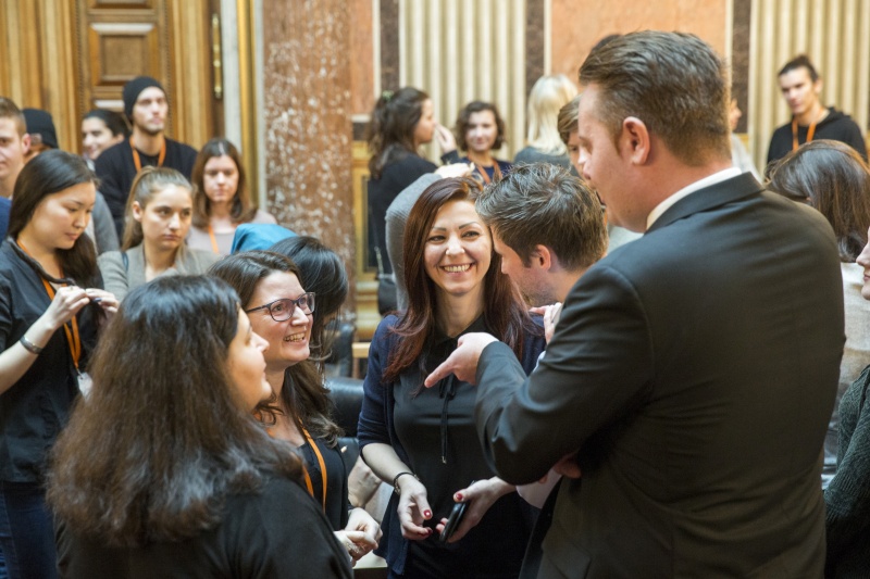 von rechts: Bundesratspräsident Mario Lindner (S) Bundesrat David Stögmüller (G) und Bundesrätin Ewa Dziedzic (G) im Gespräch