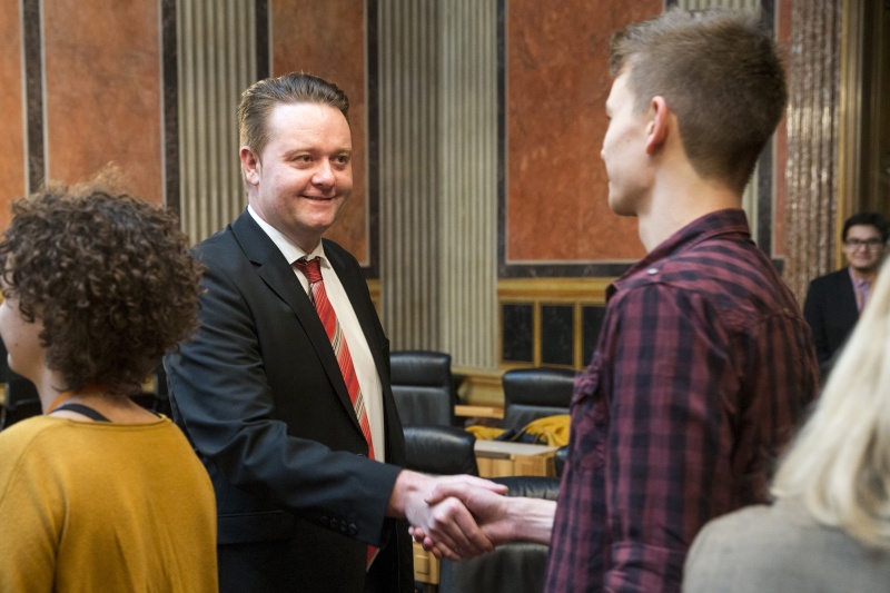 Bundesratspräsident Mario Lindner (S) begrüßt StudentInnen