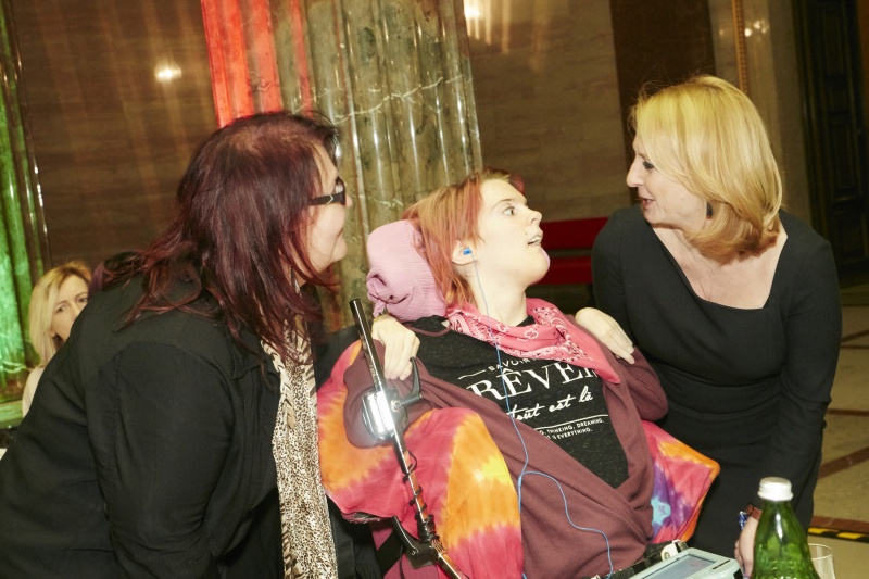 Nationalratspräsidentin Doris Bures (S) mit VeranstaltungsteilnehmerInnen