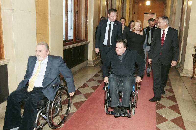 Nationalratspräsidentin Doris Bures (S) mit VeranstaltungsteilnehmerInnen