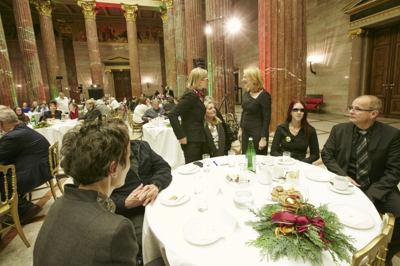 Nationalratspräsidentin Doris Bures (S) mit VeranstaltungsteilnehmerInnen