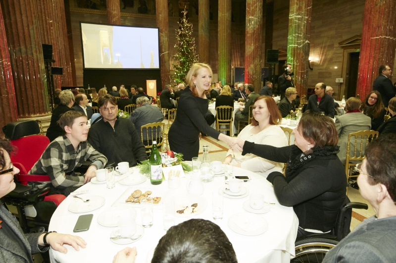 Nationalratspräsidentin Doris Bures (S) mit VeranstaltungsteilnehmerInnen